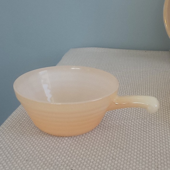 Vintage FireKing peach Lustre beehive bowl and 2 pie plates - Picture 3 of 4